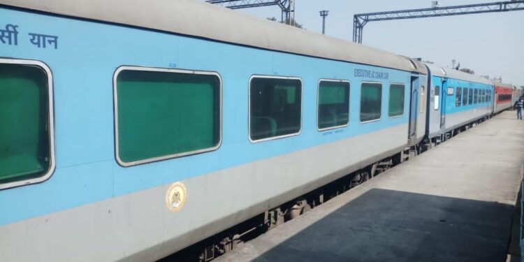 south-eastern-railway-टाटानगर से झारसुगोड़ा के बीच 130 किलोमीटर प्रतिघंटे की रफ्तार से दोड़ेगी ट्रेन, रविवार को होगा ट्रायल, पहुंची कोच व इंजन