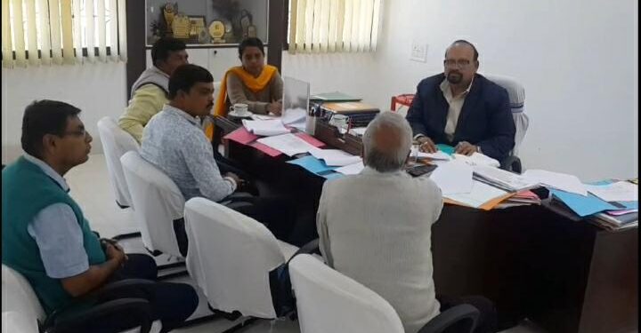 kolhan-commissioner-meeting-with-transporter-कोल्हान के आयुक्त से मिले ट्रांस्पोर्टर, परमिट को लेकर बनाया दबाव kolhan-commissioner-meeting-with-transporter-कोल्हान के आयुक्त से मिले ट्रांस्पोर्टर, परमिट को लेकर बनाया दबाव