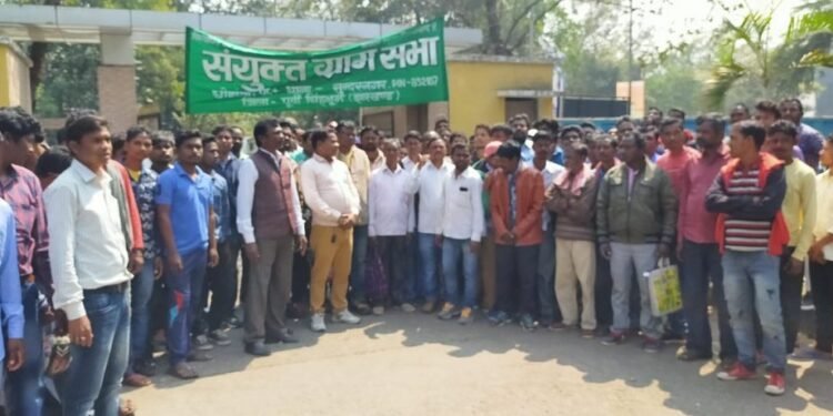 jamshedpur-ucil-यूसिल के विस्थापितों ने जमशेदपुर डीसी ऑफिस पर किया हंगामा, 15 दिनों में मांगे पूरी नहीं होने पर आंदोलन और कंपनी बंद करने की दी चेतावनी jamshedpur-ucil-यूसिल के विस्थापितों ने जमशेदपुर डीसी ऑफिस पर किया हंगामा, 15 दिनों में मांगे पूरी नहीं होने पर आंदोलन और कंपनी बंद करने की दी चेतावनी