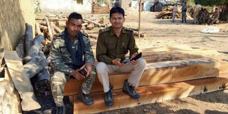 west-singhbhum-success-मझगांव प्रखंड मुख्यालय से 13 किमी दूर वन विभाग व जगन्नाथपुर पुलिस ने लकड़ी माफियाओं के विरूद्व की बड़ी कार्रवाई, एक आरा मशीन सहित 40 से 50 लाख की लकड़ी बरामद