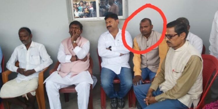 saraikela-murder-case-followup-सरायकेला में बुद्धेश्वर कुंभकार की हत्या के पीछे बड़ी साजिश, उच्चस्तरीय जांच की जरूरत, पुलिस की भूमिका पर उठे सवाल, चश्मदीद गवाह को खतरा, फरजी कंपनियों की मिलीभगत की आशंका, हत्या के बाद हुए सक्रिय हुए विधायक दशरथ के पत्र ने उठाये कई सवाल, अर्जुन मुंडा के आगमन के दौरान साथ रहने वाले जेवीएम नेता पर भी शक की सुई saraikela-murder-case-followup-सरायकेला में बुद्धेश्वर कुंभकार की हत्या के पीछे बड़ी साजिश, उच्चस्तरीय जांच की जरूरत, पुलिस की भूमिका पर उठे सवाल, चश्मदीद गवाह को खतरा, फरजी कंपनियों की मिलीभगत की आशंका, हत्या के बाद हुए सक्रिय हुए विधायक दशरथ के पत्र ने उठाये कई सवाल, अर्जुन मुंडा के आगमन के दौरान साथ रहने वाले जेवीएम नेता पर भी शक की सुई
