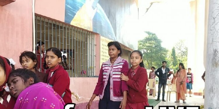 west-singhbhum-पश्चिम सिंहभूम के चाईबासा कस्तूरबा बालिका विद्यालय की 150 छात्राएं एक साथ बीमार, विषाक्त भोजन के कारण पड़ी बीमार, डायरिया की आशंका, बीमार छात्राएं पहुंची अस्पताल-video west-singhbhum-पश्चिम सिंहभूम के चाईबासा कस्तूरबा बालिका विद्यालय की 150 छात्राएं एक साथ बीमार, विषाक्त भोजन के कारण पड़ी बीमार, डायरिया की आशंका, बीमार छात्राएं पहुंची अस्पताल-video