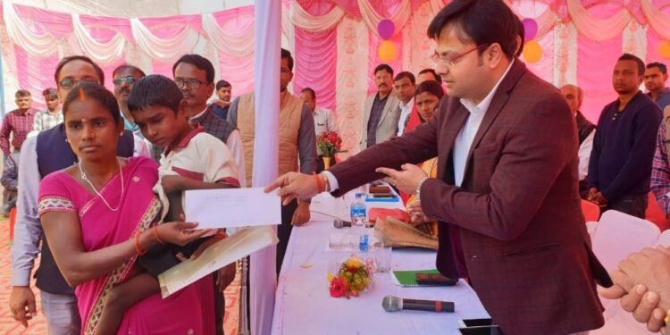 पलामू : सरकार आपके द्वार कार्यक्रम के तहत पदाधिकारी पहुंचे सतबरवा प्रखंड के पोंची पंचायत, कई लोगों को मिला पेंशन स्वीकृति पर्चा, कुल 127 मामलों का ऑन द स्पॉट निष्पादन पलामू : सरकार आपके द्वार कार्यक्रम के तहत पदाधिकारी पहुंचे सतबरवा प्रखंड के पोंची पंचायत, कई लोगों को मिला पेंशन स्वीकृति पर्चा, कुल 127 मामलों का ऑन द स्पॉट निष्पादन