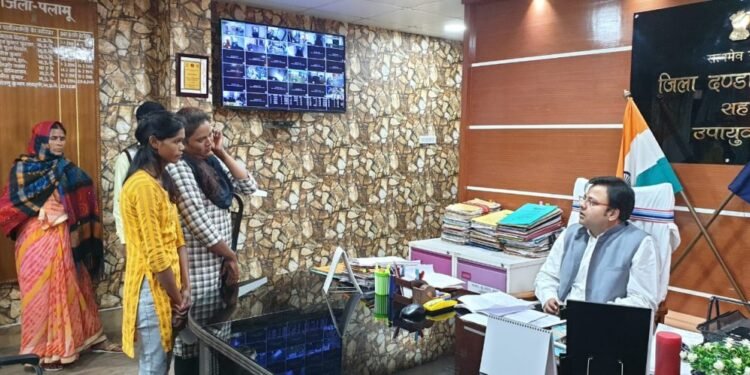 उपायुक्त कार्यालय में लगा जनता दरबार, किसी को वृद्धा पेंशन तो किसी को मिली ट्राइसाइकिल, कुल 50 मामलों का हुआ निपटारा उपायुक्त कार्यालय में लगा जनता दरबार, किसी को वृद्धा पेंशन तो किसी को मिली ट्राइसाइकिल, कुल 50 मामलों का हुआ निपटारा