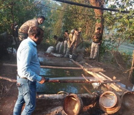 चक्रधरपुर : अवैध शराब भट्टी के विरुद्ध छापामारी, 80 लीटर शराब जब्त चक्रधरपुर : अवैध शराब भट्टी के विरुद्ध छापामारी, 80 लीटर शराब जब्त