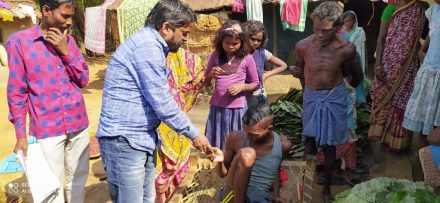चाकुलिया : बीमार ग्रामीण को विधायक ने की आर्थिक सहायता, बेहतर इलाज के लिए सिविल सर्जन से की बात चाकुलिया : बीमार ग्रामीण को विधायक ने की आर्थिक सहायता, बेहतर इलाज के लिए सिविल सर्जन से की बात