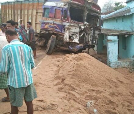 चक्रधरपुर-सोनुआ मार्ग पर बालू लदे दो ट्रकें दुर्घटनाग्रस्त, अवैध कारोबार का भंडाफोड़