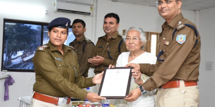 jamshedpur-police-falicitates-women-officers-जमशेदपुर पुलिस ने महिलाओं को किया सम्मानित, एसएसपी ने कहा-पुलिस विभाग में महिलाओं का भविष्य उज्ज्वल jamshedpur-police-falicitates-women-officers-जमशेदपुर पुलिस ने महिलाओं को किया सम्मानित, एसएसपी ने कहा-पुलिस विभाग में महिलाओं का भविष्य उज्ज्वल