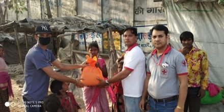 जमशेदपुर : रेड क्रॉस ने लगातार पांचवे दिन किया रक्तदान, अन्नदान, सेनिटाइजर और मास्क का वितरण जमशेदपुर : रेड क्रॉस ने लगातार पांचवे दिन किया रक्तदान, अन्नदान, सेनिटाइजर और मास्क का वितरण