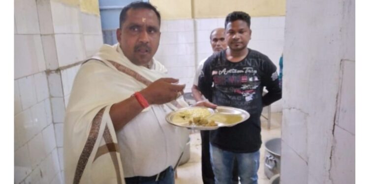 jharkhand-minister-banna-gupta-in-action-स्वास्थय मंत्री ने एमजीएम का किया औचक निरीक्षण, रसोई में जाकर खाया खाना jharkhand-minister-banna-gupta-in-action-स्वास्थय मंत्री ने एमजीएम का किया औचक निरीक्षण, रसोई में जाकर खाया खाना