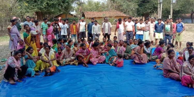 झींकपानी : मुंडा के खिलाफ ग्रामीणों ने खोला मोर्चा, परती जमीन से कब्जा नहीं हटाने पर मुंडा का बहिष्कार करने का  ग्राम सभा ने लिया निर्णय