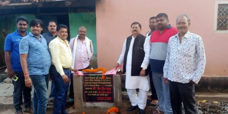 चक्रधरपुर : वार्ड नं-7 में 900 फीट नाली का शिलान्यास