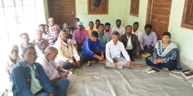 Chakuliya : हाथी प्रभावित गांव के ग्रामीण हुए गोलबंद, बैठक कर जन अधिकार सुरक्षा कमेटी का किया गठन, भागवत टुडू बने अध्यक्ष