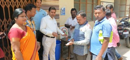 घाटशिला प्रखंड कार्यालय में अनावश्यक ग्रामीणों की प्रवेश पर रोक, हाथ धोहकर ग्रामीण कर रहे कार्यालय में प्रवेश