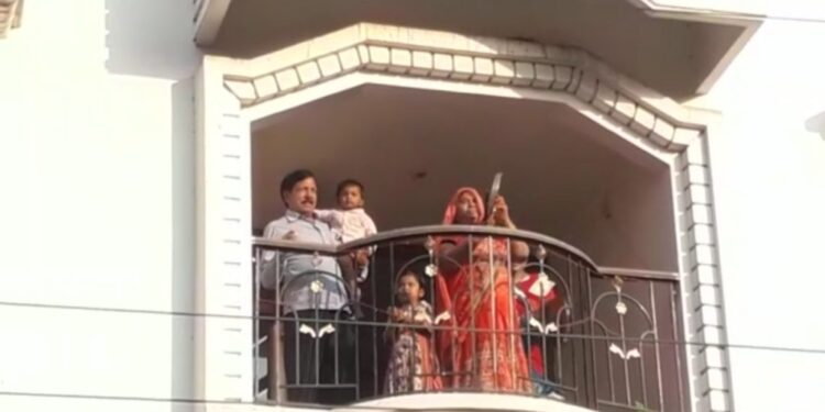 jharkhand-fights-with-corona-virus-झारखंड में दिखा प्रधानमंत्री के आह्वान का असर, जमशेदपुर समेत तमाम जिलों में शाम 5 बजते ही गूंज उठा, ताली, थाली और घंटे-घड़ियाल, टीएमएच, टाटा स्टील के कैंटीन में भी सम्मान में उठी आवाज, जनता ने भी बजायी तालियां-थालियां-video jharkhand-fights-with-corona-virus-झारखंड में दिखा प्रधानमंत्री के आह्वान का असर, जमशेदपुर समेत तमाम जिलों में शाम 5 बजते ही गूंज उठा, ताली, थाली और घंटे-घड़ियाल, टीएमएच, टाटा स्टील के कैंटीन में भी सम्मान में उठी आवाज, जनता ने भी बजायी तालियां-थालियां-video