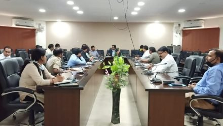 संपूर्ण तालाबंदी के क्रियान्वयन को लेकर डीसी ने की बैठक, एसपी, डीडीसी समेत जिला स्तरीय गठित कमेटियां शामिल हुई, जिले में ‘आपदा मित्र’ की मदद से होगी आवश्यक सामग्रियों की की होम डिलीवरी, दुकानदारों का संपर्क सूत्र व व्हाट्सएप नंबर होगा जारी संपूर्ण तालाबंदी के क्रियान्वयन को लेकर डीसी ने की बैठक, एसपी, डीडीसी समेत जिला स्तरीय गठित कमेटियां शामिल हुई, जिले में ‘आपदा मित्र’ की मदद से होगी आवश्यक सामग्रियों की की होम डिलीवरी, दुकानदारों का संपर्क सूत्र व व्हाट्सएप नंबर होगा जारी