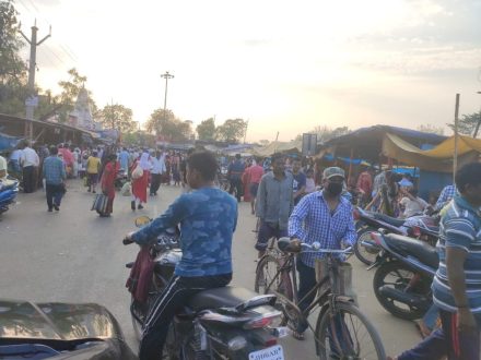 jamshedpur-lock-down-जमशेदपुर में बाजारों में उड़ रहा लॉकडाउन का मजाक, बागबेड़ा थाना के बगल में बागबेड़ा बाजार का यह हाल देखकर लॉकडाउन लगाने वाले को भी आ जायेगी शर्म, देखिये-video jamshedpur-lock-down-जमशेदपुर में बाजारों में उड़ रहा लॉकडाउन का मजाक, बागबेड़ा थाना के बगल में बागबेड़ा बाजार का यह हाल देखकर लॉकडाउन लगाने वाले को भी आ जायेगी शर्म, देखिये-video