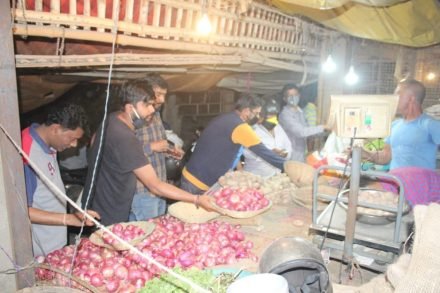 jamshedpur-corona-virus-update-प्रधानमंत्री के संबोधन के साथ ही एक महिना का राशन, सब्जी, समेत अन्य जरूरी सामानों को लेने के लिए बाजारों में जुटे लोग, अधिकांश दुकानों के स्टॉक अंतिम स्थिति में, क्या कहा प्रधानमंत्री की दौड़े लोग jamshedpur-corona-virus-update-प्रधानमंत्री के संबोधन के साथ ही एक महिना का राशन, सब्जी, समेत अन्य जरूरी सामानों को लेने के लिए बाजारों में जुटे लोग, अधिकांश दुकानों के स्टॉक अंतिम स्थिति में, क्या कहा प्रधानमंत्री की दौड़े लोग