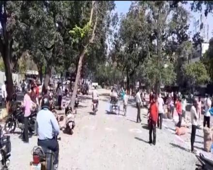 jamshedpur-administration-action-जमशेदपुर में जिला प्रशासन ने बरती सख्ती, साकची, बिष्टुपुर समेत कई बाजारों में खुद सिटी एसपी समेत अन्य पदाधिकारी उतरे, बिना मास्क व सैनिटाइजर व सोशल डिस्टेंसिंग के चल रही दुकानों को कराया बंद, काटा फाइन, दर्ज होगा एफआइआर-video jamshedpur-administration-action-जमशेदपुर में जिला प्रशासन ने बरती सख्ती, साकची, बिष्टुपुर समेत कई बाजारों में खुद सिटी एसपी समेत अन्य पदाधिकारी उतरे, बिना मास्क व सैनिटाइजर व सोशल डिस्टेंसिंग के चल रही दुकानों को कराया बंद, काटा फाइन, दर्ज होगा एफआइआर-video