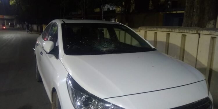 jamshedpur-crime-साकची काशीडीह पुलिस टीओपी के पास कार से बाइक में टक्कर, बाइक सवार ने कार में की तोड़फोड़ jamshedpur-crime-साकची काशीडीह पुलिस टीओपी के पास कार से बाइक में टक्कर, बाइक सवार ने कार में की तोड़फोड़