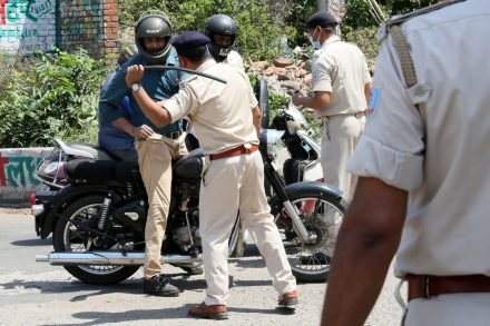 jamshedpur-saraikela-corona-virus-allert-जमशेदपुर और सरायकेला-खरसावां में पुलिस-प्रशासन अलर्ट, आदित्यपुर पुल से पार करना मुश्किल, जमशेदपुर में हो रही बेवजह घुमने वालों की पिटाई, जुगसलाई सुविधा केंद्र में हंगामा, घर से नहीं निकले नहीं तो लग जायेगी क्लास, हो जायेंगे परेशान jamshedpur-saraikela-corona-virus-allert-जमशेदपुर और सरायकेला-खरसावां में पुलिस-प्रशासन अलर्ट, आदित्यपुर पुल से पार करना मुश्किल, जमशेदपुर में हो रही बेवजह घुमने वालों की पिटाई, जुगसलाई सुविधा केंद्र में हंगामा, घर से नहीं निकले नहीं तो लग जायेगी क्लास, हो जायेंगे परेशान