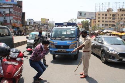 jamshedpur-lock-down-जमशेदपुर में कोरोना वायरस को लेकर चटकी पुलिस की लाठियां, बेवजह घुमने वालों की करायी गयी उठा-बैठक, समझ नहीं आ रहा है क्यों पुलिस को डराने की जरूरत पड़ रही है, लोग खुद समझे-देखिये-video jamshedpur-lock-down-जमशेदपुर में कोरोना वायरस को लेकर चटकी पुलिस की लाठियां, बेवजह घुमने वालों की करायी गयी उठा-बैठक, समझ नहीं आ रहा है क्यों पुलिस को डराने की जरूरत पड़ रही है, लोग खुद समझे-देखिये-video