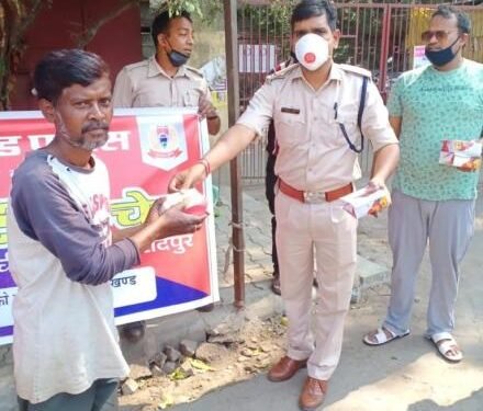 jamshedpur-police-जमशेदपुर पुलिस के जज्बे को सलाम, सिर्फ आपकी जान बचाने के लिए लाठी ही नहीं चला रही, खाना भी जरूरतमंदों को खिला रही, 35 थाना में खोला सामुदायिक किचेन, जरूरतमंदों को मिल रहा है खाना jamshedpur-police-जमशेदपुर पुलिस के जज्बे को सलाम, सिर्फ आपकी जान बचाने के लिए लाठी ही नहीं चला रही, खाना भी जरूरतमंदों को खिला रही, 35 थाना में खोला सामुदायिक किचेन, जरूरतमंदों को मिल रहा है खाना