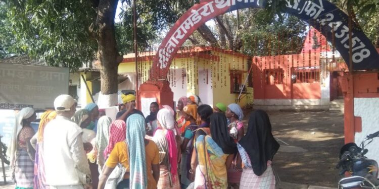 jamshedpur-slag-pickers-स्लैग पिकर्स ने सीतारामडेरा थाना का किया घेराव, गलत जगह स्लैग गिराने से नाराज़, हंगामा jamshedpur-slag-pickers-स्लैग पिकर्स ने सीतारामडेरा थाना का किया घेराव, गलत जगह स्लैग गिराने से नाराज़, हंगामा