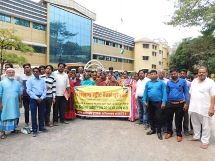 jamshedpur-street-vendors-जमशेदपुर के फुटपाथ विक्रेताओं ने डीसी ऑफिस पर किया प्रदर्शन, दुकान हटाने का विरोध jamshedpur-street-vendors-जमशेदपुर के फुटपाथ विक्रेताओं ने डीसी ऑफिस पर किया प्रदर्शन, दुकान हटाने का विरोध