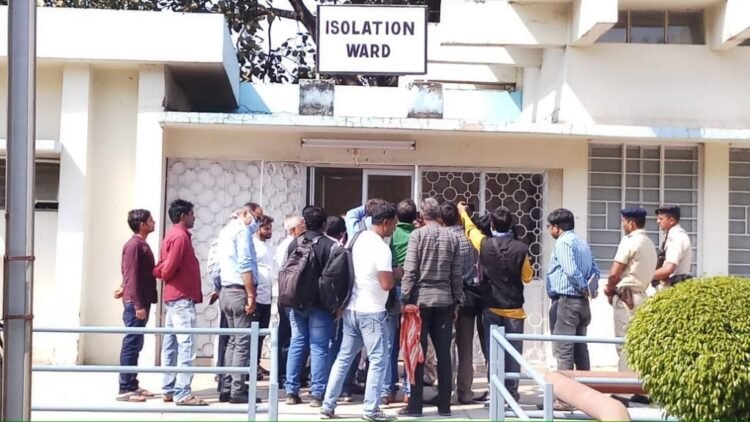 jamshedpur-allert-for-corona-virus-कोरोना वायरस को लेकर अलर्ट, जमशेदपुर में बंद जैसे हालात, टीएमएच में आइसोलेशन वार्ड बनकर तैयार, डीसी समेत उच्चाधिकारी टीएमएच पहुंचे, घाघीडीह जेल में मुलाकाती बंद, जानिये क्या कुछ हुआ कोरोना वायरस को लेकर, डीसी-सिविल सर्जन-टीएमएच जीएम का बयान-video jamshedpur-allert-for-corona-virus-कोरोना वायरस को लेकर अलर्ट, जमशेदपुर में बंद जैसे हालात, टीएमएच में आइसोलेशन वार्ड बनकर तैयार, डीसी समेत उच्चाधिकारी टीएमएच पहुंचे, घाघीडीह जेल में मुलाकाती बंद, जानिये क्या कुछ हुआ कोरोना वायरस को लेकर, डीसी-सिविल सर्जन-टीएमएच जीएम का बयान-video