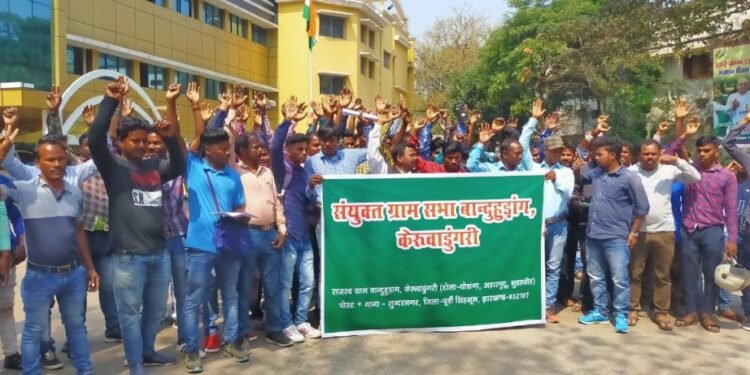 jamshedpur-ucil-यूसिल को लेकर आंदोलन का दौर जारी, विस्थापन, नौकरी और समायोजन को लेकर जमशेदपुर डीसी ऑफिस पर प्रदर्शन jamshedpur-ucil-यूसिल को लेकर आंदोलन का दौर जारी, विस्थापन, नौकरी और समायोजन को लेकर जमशेदपुर डीसी ऑफिस पर प्रदर्शन