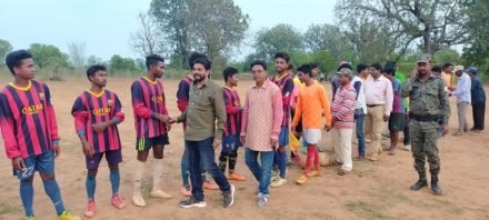 चाकुलिया : जुआलभांगा गांव में आयोजित फुटबॉल प्रतियोगिता पर नुवागां टीम ने कब्जा जमाया चाकुलिया : जुआलभांगा गांव में आयोजित फुटबॉल प्रतियोगिता पर नुवागां टीम ने कब्जा जमाया