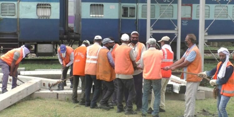 Chakradharpur-Railway-In-Lockdown : सीकेपी रेल मंडल में नियमों की उड़ रही धज्जियां