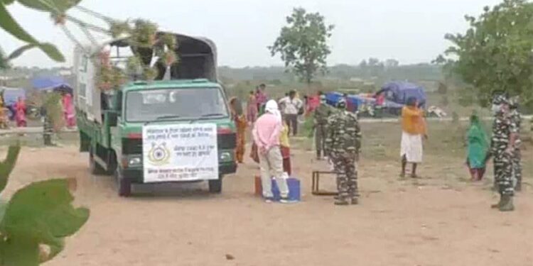 नक्सल प्रभावित रोजाना एक हजार से अधिक लोगों को राशन पहुंचा रहे सीआरपीएफ जवान नक्सल प्रभावित रोजाना एक हजार से अधिक लोगों को राशन पहुंचा रहे सीआरपीएफ जवान