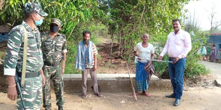 जगन्नाथपुर विधायक ने वृद्व को दिया वाकिंग स्टीक