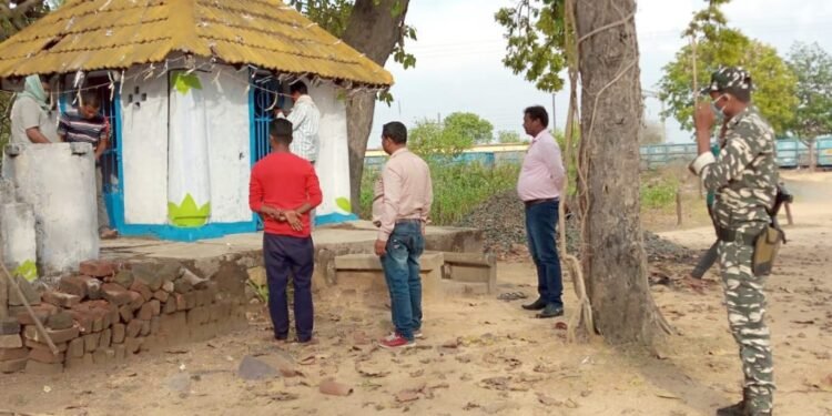 west singhbhum : मालुका रेलवे स्टेशन परिसर स्थित शिव मंदिर में शिवलिंग के साथ छेड़छाड़, शिवलिंग क्षतिग्रस्त west singhbhum : मालुका रेलवे स्टेशन परिसर स्थित शिव मंदिर में शिवलिंग के साथ छेड़छाड़, शिवलिंग क्षतिग्रस्त