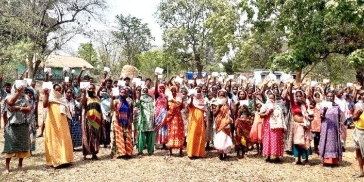 West Singhbhum : कुमारडुंगी के अंगारडिहा में दो माह के राशन की कालाबाजारी, ग्रामीणों ने बीडीओ से की शिकायत West Singhbhum : कुमारडुंगी के अंगारडिहा में दो माह के राशन की कालाबाजारी, ग्रामीणों ने बीडीओ से की शिकायत