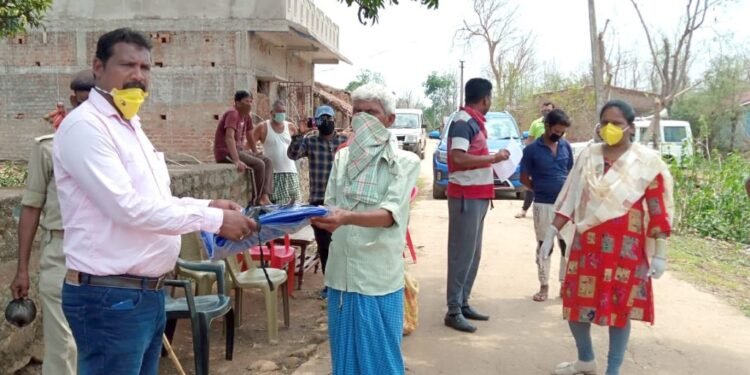 जगन्नाथपुर विधायक सोनाराम सिंकू ने बासुदेवपुर के आंधी प्रभावित परिवारों के बीच बांटे अनाज और तिरपाल