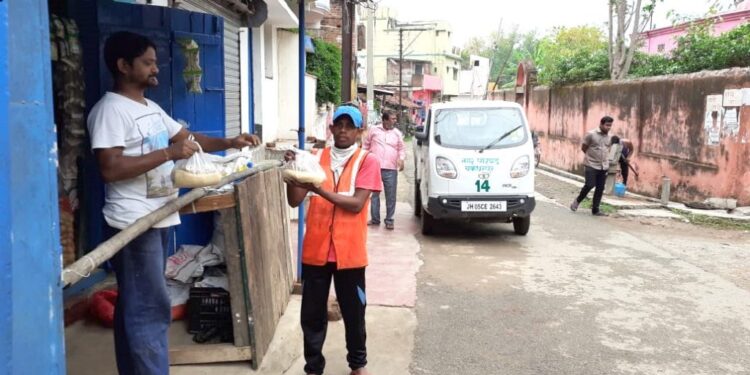 Chakradharpur : कोरोना योद्धा सफाई कर्मियों की मदद को सामने आये चक्रधरपुरवासी
