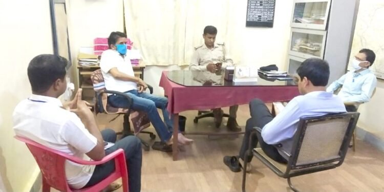 चाकुलिया : विधायक ने पदाधिकारियों से ली कोरोना वायरस से निपटने के लिये किये जे रही कार्यों की जानकारी चाकुलिया : विधायक ने पदाधिकारियों से ली कोरोना वायरस से निपटने के लिये किये जे रही कार्यों की जानकारी