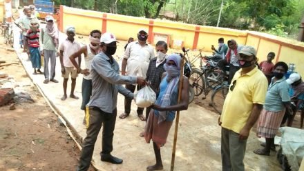 chakuliya : स्व शिबू रंजन खां की स्मृति में साउथ ईस्ट केमिकल्स ने जामुआ के असहाय लोगों में किया खाद्य सामग्री का वितरण chakuliya : स्व शिबू रंजन खां की स्मृति में साउथ ईस्ट केमिकल्स ने जामुआ के असहाय लोगों में किया खाद्य सामग्री का वितरण