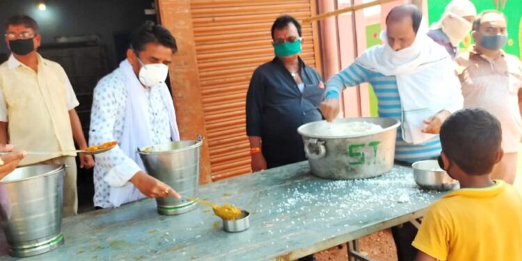 Chakuliya : मिस्त्रीपाड़ा में विधायक ने लोगों के बीच बांटा खाना Chakuliya : मिस्त्रीपाड़ा में विधायक ने लोगों के बीच बांटा खाना