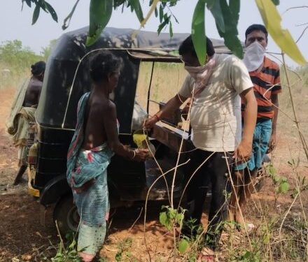 Chakuliya Block : राशन कार्ड से वंचित छह ग्रामीण चावल लेने को पहुंचे प्रखंड मुख्यालय Chakuliya Block : राशन कार्ड से वंचित छह ग्रामीण चावल लेने को पहुंचे प्रखंड मुख्यालय