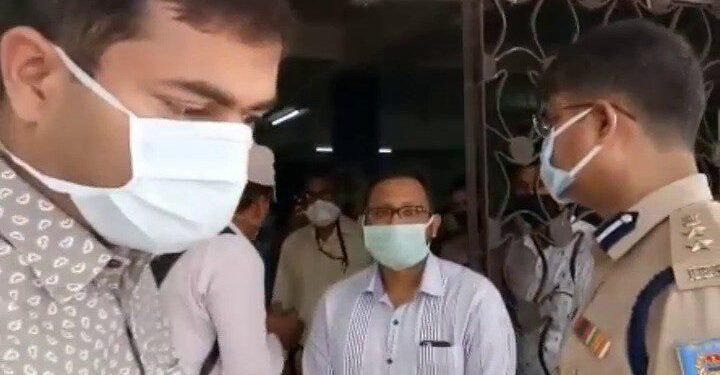 jamshedpur-fights-from-corona-virus-जमशेदपुर में हो रही कोरोना वायरस से जंग, एमजीएम अस्पताल में लगा डिस-इंफेक्शन चेंबर, अंदर घुसते ही 5 सेकेंड में हो जायेंगे ”वायरस-फ्री”, कोरोना के बढ़ते संदिग्ध व जांच को देखते हुए नयी बिल्डिंग में शिफ्ट होगी सारी व्यवस्था jamshedpur-fights-from-corona-virus-जमशेदपुर में हो रही कोरोना वायरस से जंग, एमजीएम अस्पताल में लगा डिस-इंफेक्शन चेंबर, अंदर घुसते ही 5 सेकेंड में हो जायेंगे ”वायरस-फ्री”, कोरोना के बढ़ते संदिग्ध व जांच को देखते हुए नयी बिल्डिंग में शिफ्ट होगी सारी व्यवस्था