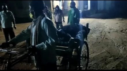 jamshedpur-corona-virus-neglegency-स्वास्थ्य मंत्री के ज़िले का हाल, बहरागोड़ा में मानवता शर्मसार, कोरोना के शक में प्रशासन ने रोका दाह संस्कार, शव को ठेला में पहुंचाने को मजबूर हुआ परिवार, नही मिला एम्बुलेंस-video jamshedpur-corona-virus-neglegency-स्वास्थ्य मंत्री के ज़िले का हाल, बहरागोड़ा में मानवता शर्मसार, कोरोना के शक में प्रशासन ने रोका दाह संस्कार, शव को ठेला में पहुंचाने को मजबूर हुआ परिवार, नही मिला एम्बुलेंस-video