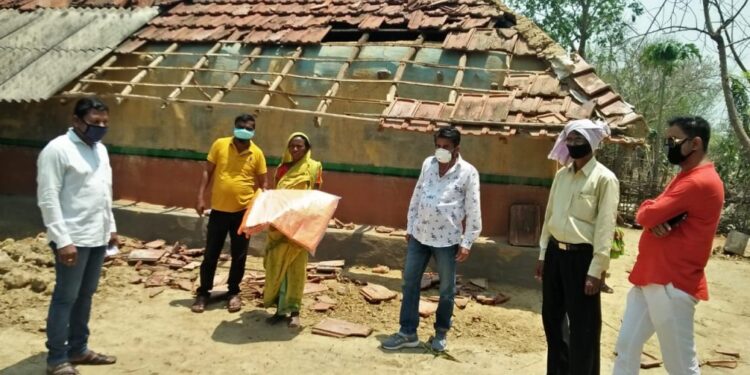 सिमदी गांव में आंधी से कई घरों के छप्पर उड़ गये, विधायक ने दौरा कर क्षतिपूर्ति का आंकलन किया, पांच परिवार को तिरपाल दिया