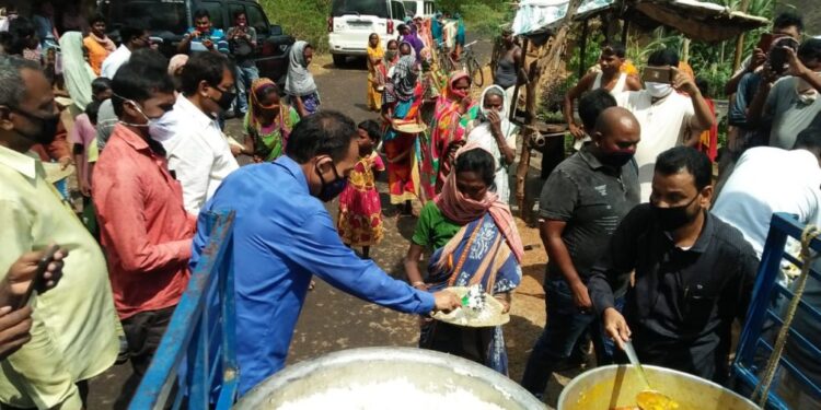 चाकुलिया प्रखंड के विभिन्न गांवों में सांसद विद्युत वरण महतो और सरोज महापात्रा ने बांटा भात-दाल