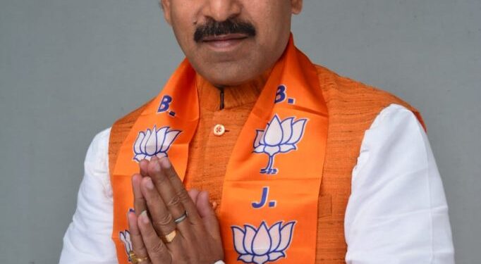कदमा भाजपा मंडल अध्यक्ष दीपू सिंह ने प्रधानमंत्री राहत कोष में एक लाख रुपया जमा किया कदमा भाजपा मंडल अध्यक्ष दीपू सिंह ने प्रधानमंत्री राहत कोष में एक लाख रुपया जमा किया