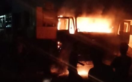jamshedpur-fire-जमशेदपुर के एनएच-33 पर खड़ी ट्रेलर में लगी आग, स्वाहा-video jamshedpur-fire-जमशेदपुर के एनएच-33 पर खड़ी ट्रेलर में लगी आग, स्वाहा-video
