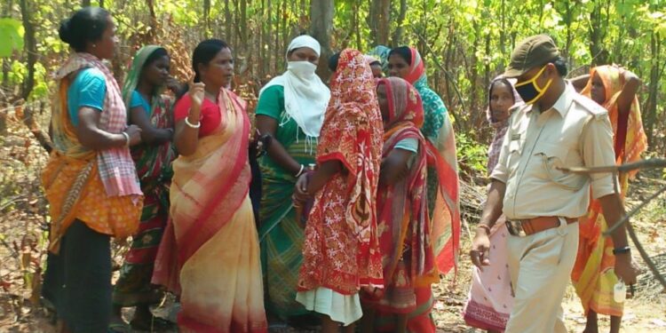 Chakuliya : सुनसुनिया जंगल में पेड़ काट रहीं थीं ग्रामीण महिलाएं, वन सुरक्षा समिति की सदस्यों के आते देख भागीं, वनरक्षी ने जंगल पहुंचकर लकड़ी को किया जब्त Chakuliya : सुनसुनिया जंगल में पेड़ काट रहीं थीं ग्रामीण महिलाएं, वन सुरक्षा समिति की सदस्यों के आते देख भागीं, वनरक्षी ने जंगल पहुंचकर लकड़ी को किया जब्त
